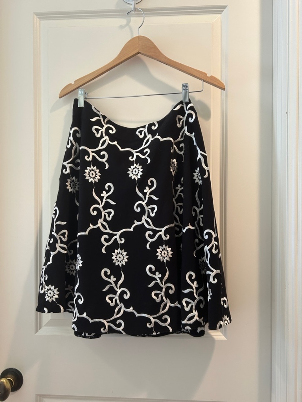 Betsey Johnson Black White Embroidered Floral A-Line Skirt stretch zip side sz L